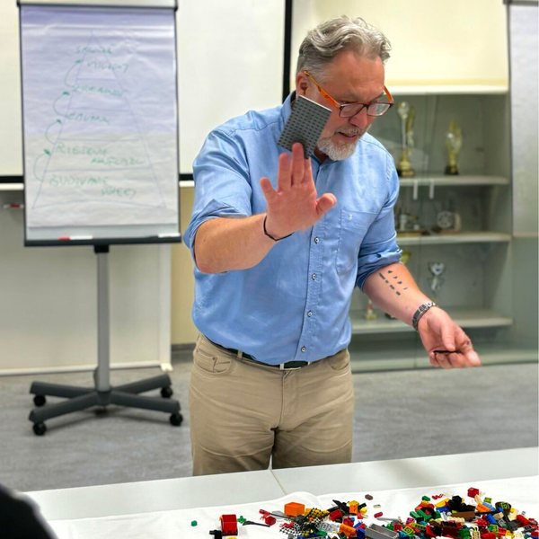 Roman Kurnický počas ukážky LEGO® SERIOUS PLAY®